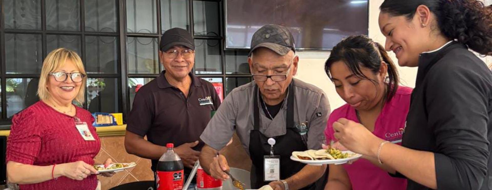 Equipo de trabajo del Centro Gerontológico conviviendo