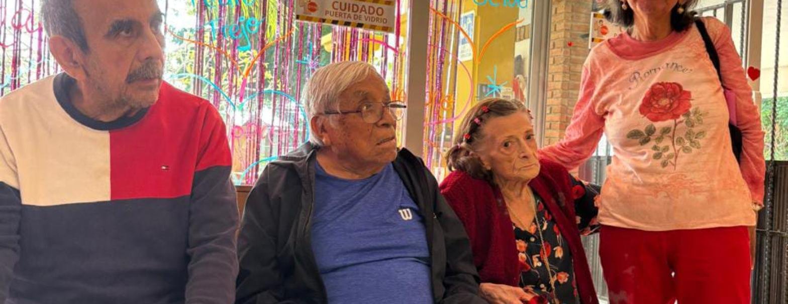 Residentes conviviendo en un área decorada del centro