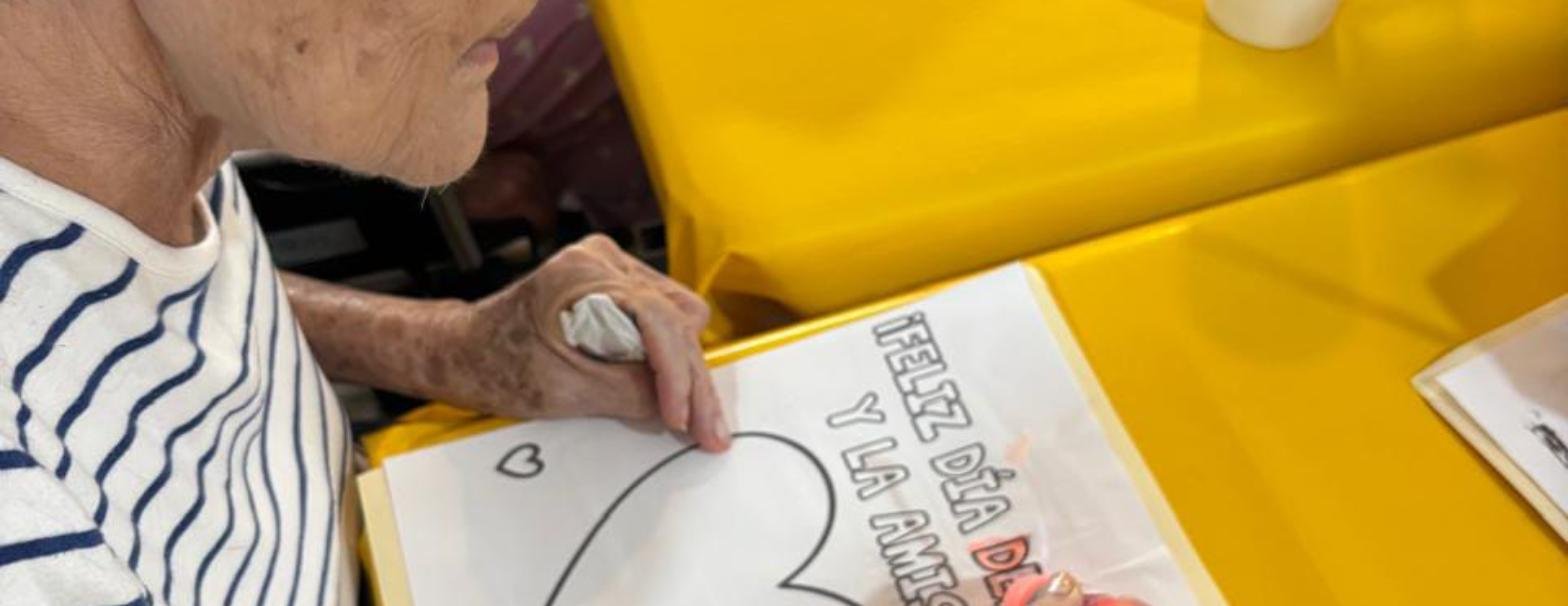 Residente coloreando una manualidad durante un taller