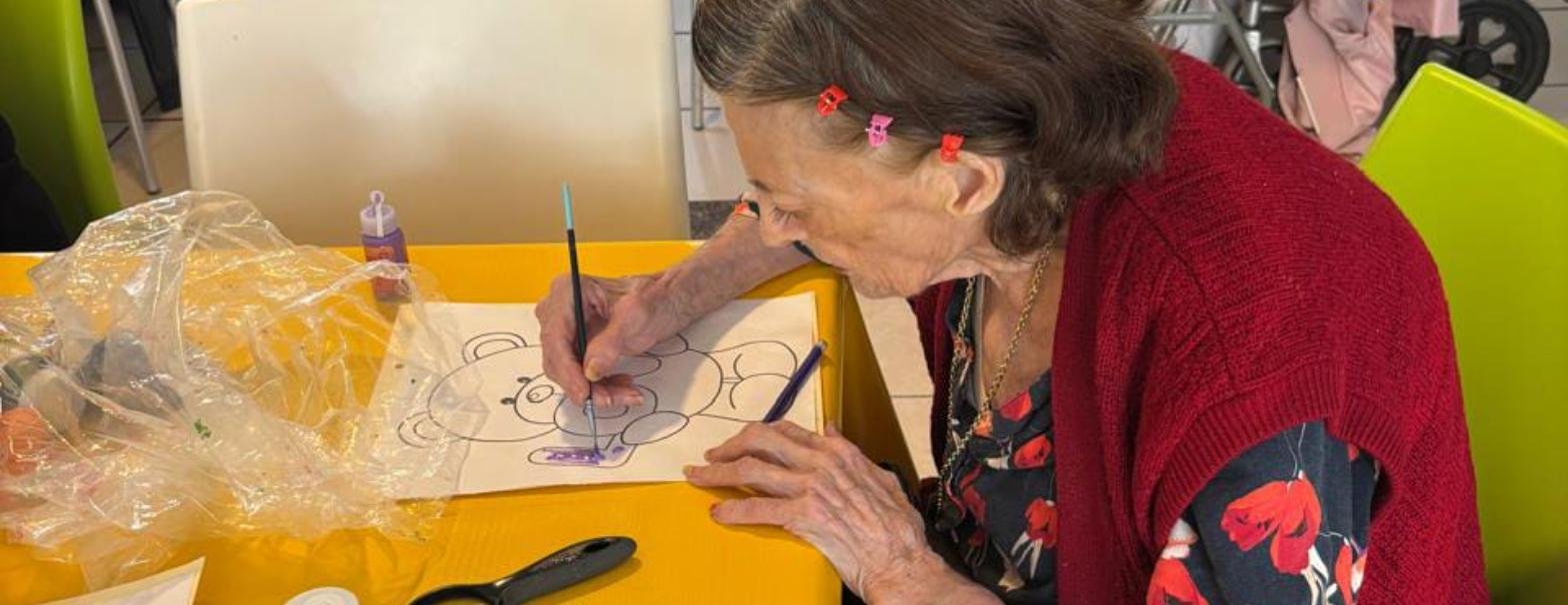 Taller de manualidades en el área común del centro