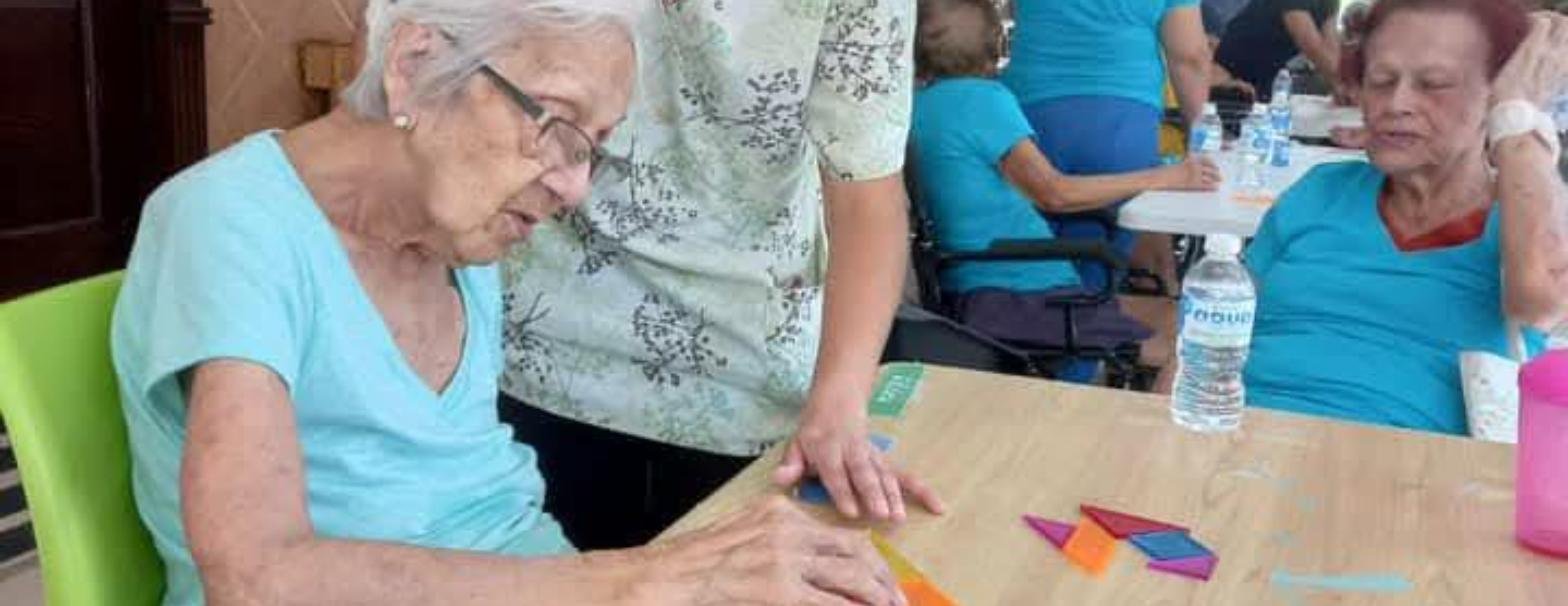 Actividad de estimulación cognitiva con tangram acompañada por una cuidadora